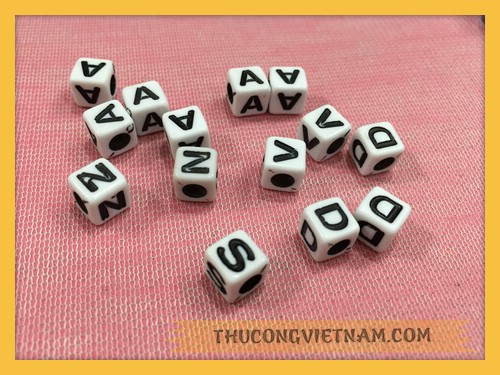 Chữ nhựa vuông trắng nét đen